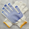 String en tricot avec des gants en coton